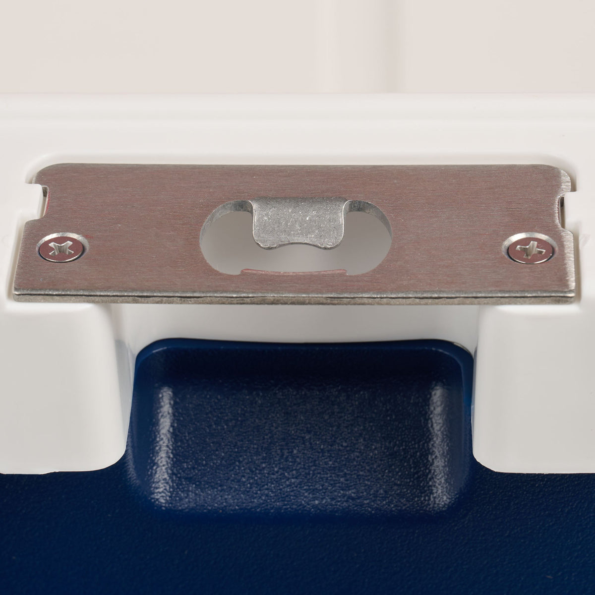 trailmate-75-qt-roller-cooler-g7 00035111-BO.jpg